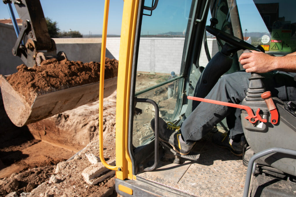 Conducteur d’engin en intervention pour travaux de terrassement à Caen.