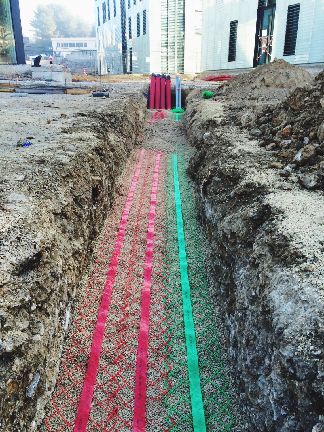 Tranchée technique pour réseaux enterrés sur chantier de génie civil à Caen.