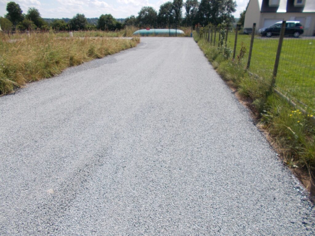 Allée carrossable en grave compactée pour aménagement extérieur à Caen.