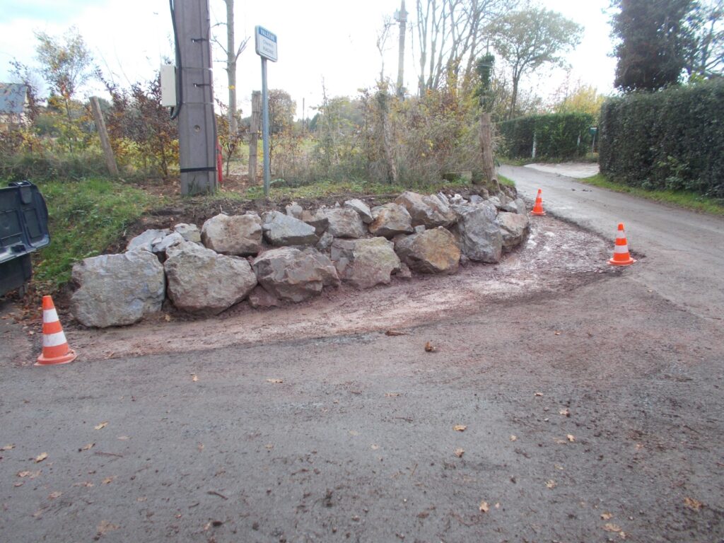 Pose d’enrochement en bord de voirie pour aménagement extérieur à Caen.