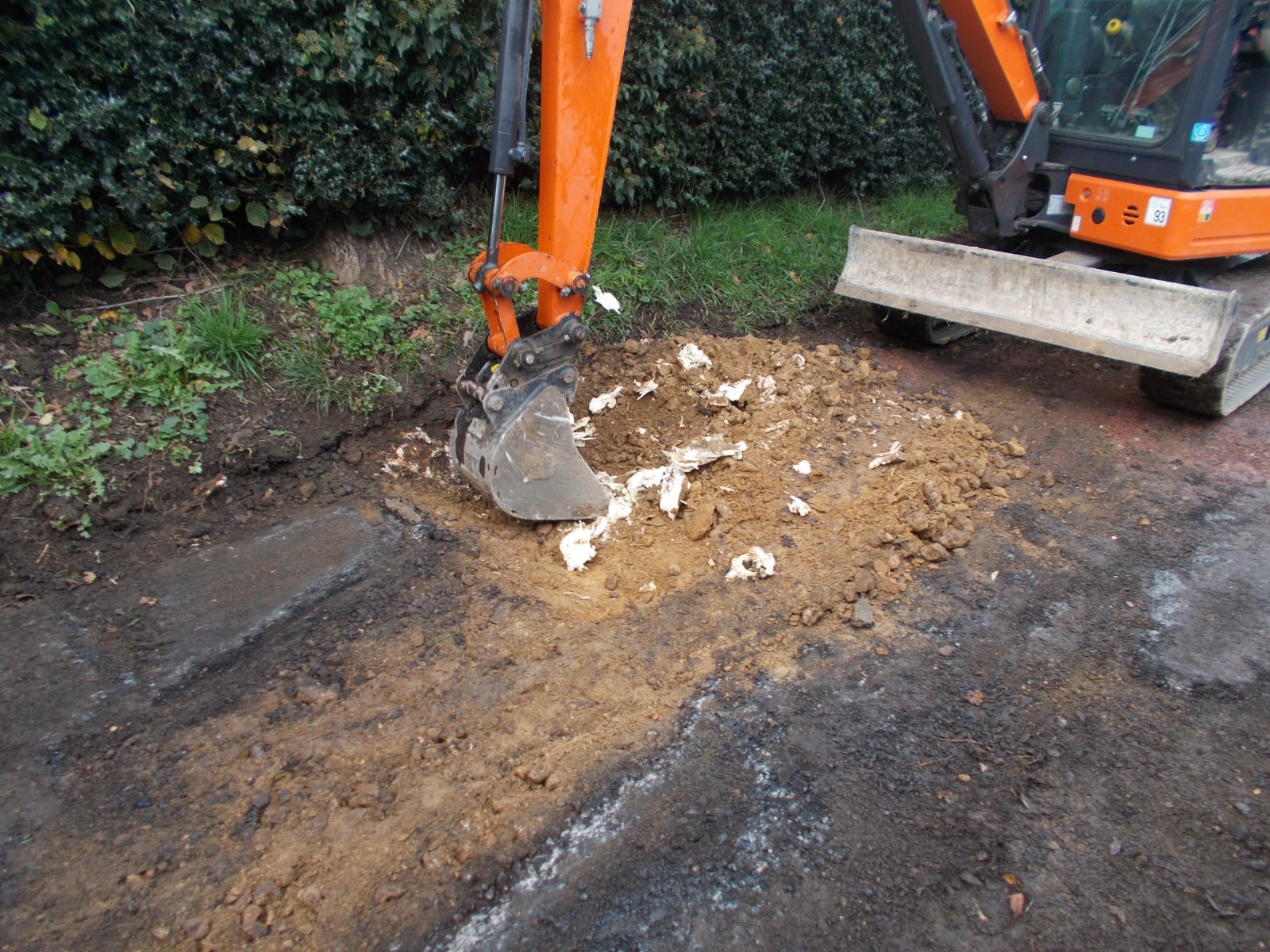 Mini-pelle en intervention pour extraction de souche et terrassement à Caen.
